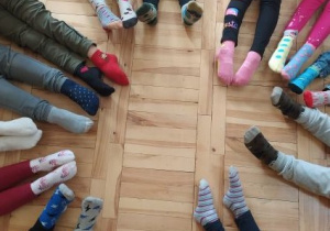 Zdjęcie nóg dzieci w kolorowych skarpetkach